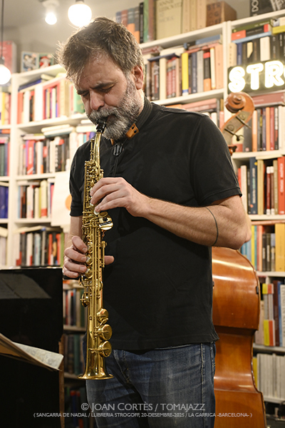 Albert Cirera & Tres Tambors “Orangina” (Sangarra de Nadal / Llibreria Strogoff, 2025-12-20 / La Garriga -Barcelona-) Por Joan Cortès [INSTANTZZ AKA Galería fotográfica AKA Fotoblog de jazz, impro… y algo más] - Tomajazz - Albert Cirera & Tres Tambors “Orangina” actuaron en Llibreria Strogoff de La Garriga, Barcelona, el 20 de diciembre de 2025. Joan Cortès lo retrata en INSTANTZZ. Actuaron Albert Cirera, Roger Mas, Marko Lohikari, Òscar Domènech 