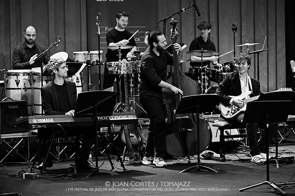 Omar Sosa & Liceu Big Band “es:sensual” (57è Festival de Jazz de Barcelona / Conservatori del Liceu, 2025-12-02 ) [12] Por Joan Cortès [INSTANTZZ AKA Galería fotográfica AKA Fotoblog de jazz, impro… y algo más] - Tomajazz - Omar Sosa & Liceu Big Band “es:sensual” actuó en el 57è Festival de Jazz de Barcelona, el 2 de diciembre de 2025. Joan Cortès lo retrata en INSTANTZZ