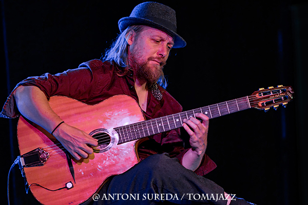 Bratia (Caixaforum Palma. 2026-02-17) Por Antoni Sureda [INSTANTZZ AKA Galería fotográfica AKA Fotoblog de jazz, impro… y algo más] - Tomajazz - Bratia actuó en Caixaforum Palma, el 17 de febrero de 2026. Antoni Sureda se estrena en Tomajazz con un INSTANTZZ del grupo. Actuaron Pere Nolasc Turu, Víctor Paradís: guitarra manouche solista Julien Chanal: guitarra manouche rítmica Ivan Kovacevic: contrabajo Eren