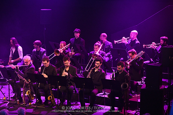Chano Domínguez Sextet & Girona Jazz Project Big Band “De Cai a New Orleans” (Auditori de Girona, 2025-12-13 / Girona) Por Joan Cortès [INSTANTZZ AKA Galería fotográfica AKA Fotoblog de jazz, impro… y algo más] - Tomajazz - Chano Domínguez Sextet & Girona Jazz Project Big Band “De Cai a New Orleans” actuó el 13 de diciembre de 2025 en el Auditori de Girona. Joan Cortès lo retrata en INSTANTZZ. Actuaron