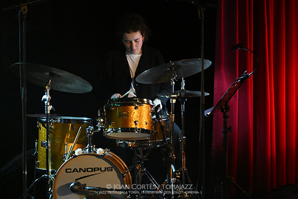 Carla Gonzàlez 6t “La Visibilitat de l’Invisible” (Jazz Olot / Sala El Torín, 2025-12-19 / Olot -Girona-) Por Joan Cortès [INSTANTZZ AKA Galería fotográfica AKA Fotoblog de jazz, impro… y algo más] - Tomajazz - Carla Gonzàlez 6t “La Visibilitat de l’Invisible” actuó el 19 de diciembre de 2025 en Jazz Olot en Sala El Torín, de Girona. Joan Cortès lo retrata en INSTANTZZ. Actuaron Carla Gonzàlez, Alba Pujals, Cristina Sunyer, Cristina Miguel, Eva Fernández, Andrea González 