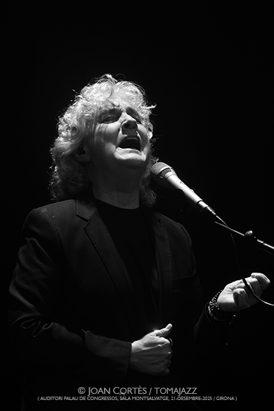 Mayte Martín “In Illo Tempore” (Auditori de Girona, 2025-12-21 / Girona) Por Joan Cortès [Flamencuras AKA INSTANTZZ AKA Galería fotográfica AKA Fotoblog de jazz, impro… y algo más] - Tomajazz - Mayte Martín “In Illo Tempore” actuó en el Auditori de Girona, el 21 de diciembre de 2025. Joan Cortès lo retrata en las Flamencuras de INSTANTZZ. Con Mayte Martín, Antonio González, Ángel Flores, Miquel Àngel Cordero, David Domínguez 