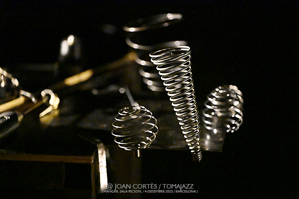 Nar Ensemble (Hangar -Sala Ricson-, 2025-12-14 / Barcelona) Por Joan Cortès [INSTANTZZ AKA Galería fotográfica AKA Fotoblog de jazz, impro… y algo más] - Tomajazz - Nar Ensemble actuó en Sala Ricson de Hangar de Barcelona el 14 de diciembre de 2025. Joan Cortès lo retrata en INSTANTZZ. Nar Ensemble son  Tom Chant, Amidea Clotet, Alfredo Costa Monteiro, Mayssa Fattouh, Anxe Faraldo, Haize Lizarazu, Àlex Reviriego