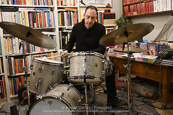 Albert Cirera & Tres Tambors “Orangina” (Sangarra de Nadal / Llibreria Strogoff, 2025-12-20 / La Garriga -Barcelona-) Por Joan Cortès [INSTANTZZ AKA Galería fotográfica AKA Fotoblog de jazz, impro… y algo más] - Tomajazz - Albert Cirera & Tres Tambors “Orangina” actuaron en Llibreria Strogoff de La Garriga, Barcelona, el 20 de diciembre de 2025. Joan Cortès lo retrata en INSTANTZZ. Actuaron Albert Cirera, Roger Mas, Marko Lohikari, Òscar Domènech 