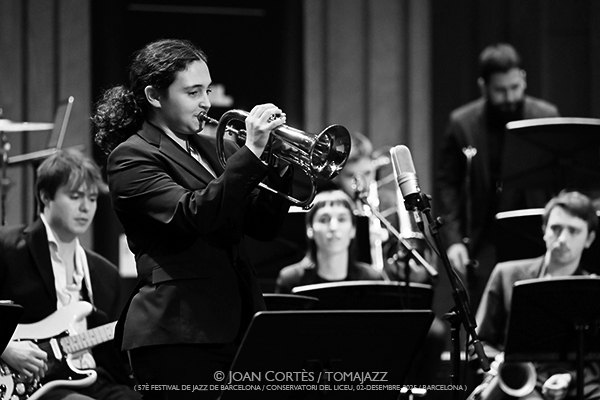 Omar Sosa & Liceu Big Band “es:sensual” (57è Festival de Jazz de Barcelona / Conservatori del Liceu, 2025-12-02 ) [12] Por Joan Cortès [INSTANTZZ AKA Galería fotográfica AKA Fotoblog de jazz, impro… y algo más] - Tomajazz - Omar Sosa & Liceu Big Band “es:sensual” actuó en el 57è Festival de Jazz de Barcelona, el 2 de diciembre de 2025. Joan Cortès lo retrata en INSTANTZZ