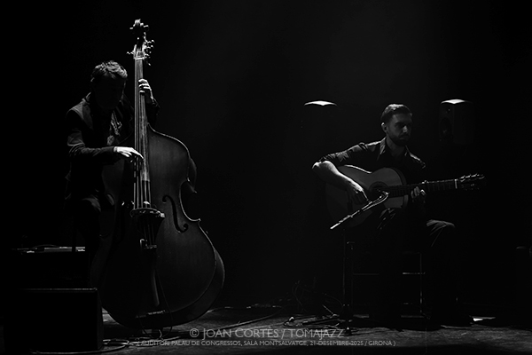 Mayte Martín “In Illo Tempore” (Auditori de Girona, 2025-12-21 / Girona) Por Joan Cortès [Flamencuras AKA INSTANTZZ AKA Galería fotográfica AKA Fotoblog de jazz, impro… y algo más] - Tomajazz - Mayte Martín “In Illo Tempore” actuó en el Auditori de Girona, el 21 de diciembre de 2025. Joan Cortès lo retrata en las Flamencuras de INSTANTZZ. Con Mayte Martín, Antonio González, Ángel Flores, Miquel Àngel Cordero, David Domínguez 