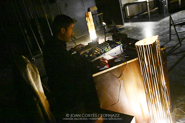 Nar Ensemble (Hangar -Sala Ricson-, 2025-12-14 / Barcelona) Por Joan Cortès [INSTANTZZ AKA Galería fotográfica AKA Fotoblog de jazz, impro… y algo más] - Tomajazz - Nar Ensemble actuó en Sala Ricson de Hangar de Barcelona el 14 de diciembre de 2025. Joan Cortès lo retrata en INSTANTZZ. Nar Ensemble son Tom Chant, Amidea Clotet, Alfredo Costa Monteiro, Mayssa Fattouh, Anxe Faraldo, Haize Lizarazu, Àlex Reviriego 