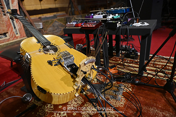 Paolo Angeli “Lema” (Cicle Guitarres / Museu de la Música, 2026-01-15 / Barcelona) Por Joan Cortès [INSTANTZZ AKA Galería fotográfica AKA Fotoblog de jazz, impro… y algo más] - Tomajazz - Paolo Angeli “Lema” actuó en el Cicle Guitarres en el Museu de la Música de Barcelona el 15 de enero de 2026. Joan Cortès lo retrata en INSTANTZZ