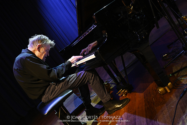 The Bridge (L’Auditori, S2OM, 2026-01-14 / Barcelona) Por Joan Cortès [INSTANTZZ AKA Galería fotográfica AKA Fotoblog de jazz, impro… y algo más] - Tomajazz - The Bridge actuó en L’Auditori de Barcelona el 14 de enero de 2026.. Joan Cortès lo retrata en INSTANTZZ. Actuaron Rodrigo Amado, Alexander von Schlippenbach, Ingebrigt Håker Flaten, Gerry Hemingway 