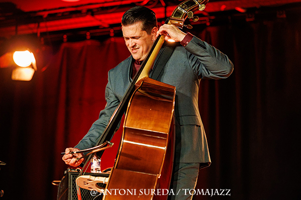 Bratia (Caixaforum Palma. 2026-02-17) Por Antoni Sureda [INSTANTZZ AKA Galería fotográfica AKA Fotoblog de jazz, impro… y algo más] - Tomajazz - Bratia actuó en Caixaforum Palma, el 17 de febrero de 2026. Antoni Sureda se estrena en Tomajazz con un INSTANTZZ del grupo. Actuaron Pere Nolasc Turu, Víctor Paradís: guitarra manouche solista Julien Chanal: guitarra manouche rítmica Ivan Kovacevic: contrabajo Eren