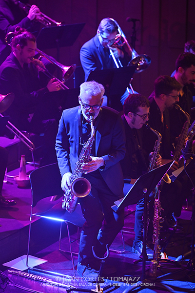 Chano Domínguez Sextet & Girona Jazz Project Big Band “De Cai a New Orleans” (Auditori de Girona, 2025-12-13 / Girona) Por Joan Cortès [INSTANTZZ AKA Galería fotográfica AKA Fotoblog de jazz, impro… y algo más] - Tomajazz - Chano Domínguez Sextet & Girona Jazz Project Big Band “De Cai a New Orleans” actuó el 13 de diciembre de 2025 en el Auditori de Girona. Joan Cortès lo retrata en INSTANTZZ. Actuaron