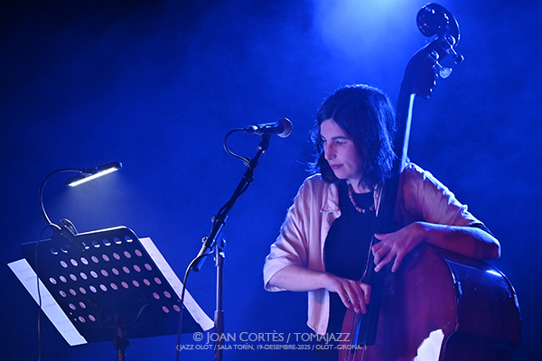 Carla Gonzàlez 6t “La Visibilitat de l’Invisible” (Jazz Olot / Sala El Torín, 2025-12-19 / Olot -Girona-) Por Joan Cortès [INSTANTZZ AKA Galería fotográfica AKA Fotoblog de jazz, impro… y algo más] - Tomajazz - Carla Gonzàlez 6t “La Visibilitat de l’Invisible” actuó el 19 de diciembre de 2025 en Jazz Olot en Sala El Torín, de Girona. Joan Cortès lo retrata en INSTANTZZ. Actuaron Carla Gonzàlez, Alba Pujals, Cristina Sunyer, Cristina Miguel, Eva Fernández, Andrea González 