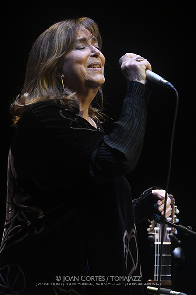 Maria del Mar Bonet & Borja Penalba (Vipsbalsound, Teatre Mundial, 2025-12-28 / La Bisbal -Girona-) Por Joan Cortès [INSTANTZZ AKA Galería fotográfica AKA Fotoblog de jazz, impro… y algo más] - Tomajazz - Maria del Mar Bonet & Borja Penalba actuaron en Vipsbalsound, Teatre Mundial en La Bisbal -Girona-, el 28 de diciembre de 2025. Joan Cortès lo retrata en INSTANTZZ