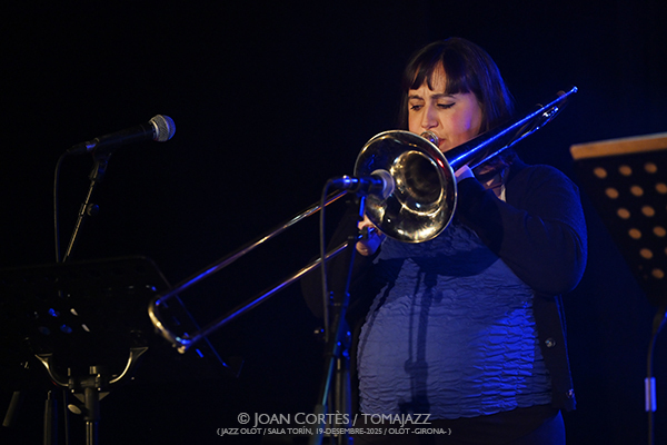 Carla Gonzàlez 6t “La Visibilitat de l’Invisible” (Jazz Olot / Sala El Torín, 2025-12-19 / Olot -Girona-) Por Joan Cortès [INSTANTZZ AKA Galería fotográfica AKA Fotoblog de jazz, impro… y algo más] - Tomajazz - Carla Gonzàlez 6t “La Visibilitat de l’Invisible” actuó el 19 de diciembre de 2025 en Jazz Olot en Sala El Torín, de Girona. Joan Cortès lo retrata en INSTANTZZ. Actuaron Carla Gonzàlez, Alba Pujals, Cristina Sunyer, Cristina Miguel, Eva Fernández, Andrea González 