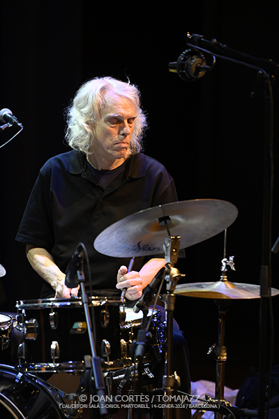 The Bridge (L’Auditori, S2OM, 2026-01-14 / Barcelona) Por Joan Cortès [INSTANTZZ AKA Galería fotográfica AKA Fotoblog de jazz, impro… y algo más] - Tomajazz - The Bridge actuó en L’Auditori de Barcelona el 14 de enero de 2026.. Joan Cortès lo retrata en INSTANTZZ. Actuaron Rodrigo Amado, Alexander von Schlippenbach, Ingebrigt Håker Flaten, Gerry Hemingway 