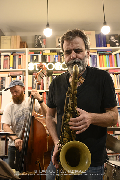 Albert Cirera & Tres Tambors “Orangina” (Sangarra de Nadal / Llibreria Strogoff, 2025-12-20 / La Garriga -Barcelona-) Por Joan Cortès [INSTANTZZ AKA Galería fotográfica AKA Fotoblog de jazz, impro… y algo más] - Tomajazz - Albert Cirera & Tres Tambors “Orangina” actuaron en Llibreria Strogoff de La Garriga, Barcelona, el 20 de diciembre de 2025. Joan Cortès lo retrata en INSTANTZZ. Actuaron Albert Cirera, Roger Mas, Marko Lohikari, Òscar Domènech 