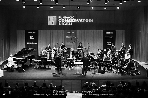 Omar Sosa & Liceu Big Band “es:sensual” (57è Festival de Jazz de Barcelona / Conservatori del Liceu, 2025-12-02 ) [12] Por Joan Cortès [INSTANTZZ AKA Galería fotográfica AKA Fotoblog de jazz, impro… y algo más] - Tomajazz - Omar Sosa & Liceu Big Band “es:sensual” actuó en el 57è Festival de Jazz de Barcelona, el 2 de diciembre de 2025. Joan Cortès lo retrata en INSTANTZZ