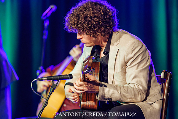 Bratia (Caixaforum Palma. 2026-02-17) Por Antoni Sureda [INSTANTZZ AKA Galería fotográfica AKA Fotoblog de jazz, impro… y algo más] - Tomajazz - Bratia actuó en Caixaforum Palma, el 17 de febrero de 2026. Antoni Sureda se estrena en Tomajazz con un INSTANTZZ del grupo. Actuaron Pere Nolasc Turu, Víctor Paradís: guitarra manouche solista Julien Chanal: guitarra manouche rítmica Ivan Kovacevic: contrabajo Eren