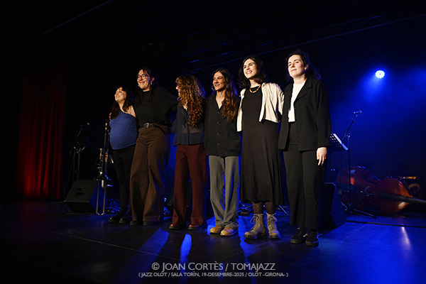 Carla Gonzàlez 6t “La Visibilitat de l’Invisible” (Jazz Olot / Sala El Torín, 2025-12-19 / Olot -Girona-) Por Joan Cortès [INSTANTZZ AKA Galería fotográfica AKA Fotoblog de jazz, impro… y algo más] - Tomajazz - Carla Gonzàlez 6t “La Visibilitat de l’Invisible” actuó el 19 de diciembre de 2025 en Jazz Olot en Sala El Torín, de Girona. Joan Cortès lo retrata en INSTANTZZ. Actuaron Carla Gonzàlez, Alba Pujals, Cristina Sunyer, Cristina Miguel, Eva Fernández, Andrea González 