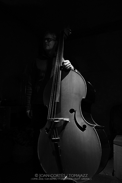Johannes Nästesjö & Ferran Besalduch (CIMIC-2026 / Can Batet, 2026-01-17 / Olot -Girona-) [I] Por Joan Cortès [INSTANTZZ AKA Galería fotográfica AKA Fotoblog de jazz, impro… y algo más] - Tomajazz - Johannes Nästesjö & Ferran Besalduch actuaron en CIMIC-2026 en Can Batet en Olot, Girona, el 12026-01-17 / Olot -Girona-) [I] Por Joan Cortès [INSTANTZZ