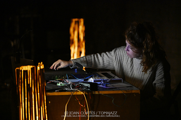 Nar Ensemble (Hangar -Sala Ricson-, 2025-12-14 / Barcelona) Por Joan Cortès [INSTANTZZ AKA Galería fotográfica AKA Fotoblog de jazz, impro… y algo más] - Tomajazz - Nar Ensemble actuó en Sala Ricson de Hangar de Barcelona el 14 de diciembre de 2025. Joan Cortès lo retrata en INSTANTZZ. Nar Ensemble son Tom Chant, Amidea Clotet, Alfredo Costa Monteiro, Mayssa Fattouh, Anxe Faraldo, Haize Lizarazu, Àlex Reviriego 