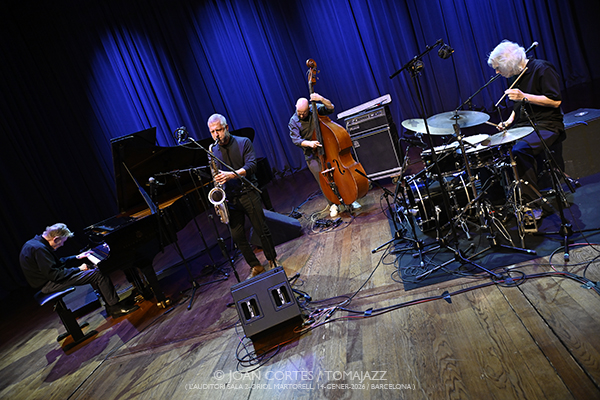 The Bridge (L’Auditori, S2OM, 2026-01-14 / Barcelona) Por Joan Cortès [INSTANTZZ AKA Galería fotográfica AKA Fotoblog de jazz, impro… y algo más] - Tomajazz - The Bridge actuó en L’Auditori de Barcelona el 14 de enero de 2026.. Joan Cortès lo retrata en INSTANTZZ. Actuaron Rodrigo Amado, Alexander von Schlippenbach, Ingebrigt Håker Flaten, Gerry Hemingway 