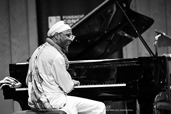 Omar Sosa & Liceu Big Band “es:sensual” (57è Festival de Jazz de Barcelona / Conservatori del Liceu, 2025-12-02 ) [12] Por Joan Cortès [INSTANTZZ AKA Galería fotográfica AKA Fotoblog de jazz, impro… y algo más] - Tomajazz - Omar Sosa & Liceu Big Band “es:sensual” actuó en el 57è Festival de Jazz de Barcelona, el 2 de diciembre de 2025. Joan Cortès lo retrata en INSTANTZZ