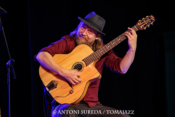 Bratia (Caixaforum Palma. 2026-02-17) Por Antoni Sureda [INSTANTZZ AKA Galería fotográfica AKA Fotoblog de jazz, impro… y algo más] - Tomajazz - Bratia actuó en Caixaforum Palma, el 17 de febrero de 2026. Antoni Sureda se estrena en Tomajazz con un INSTANTZZ del grupo. Actuaron Pere Nolasc Turu, Víctor Paradís: guitarra manouche solista Julien Chanal: guitarra manouche rítmica Ivan Kovacevic: contrabajo Eren