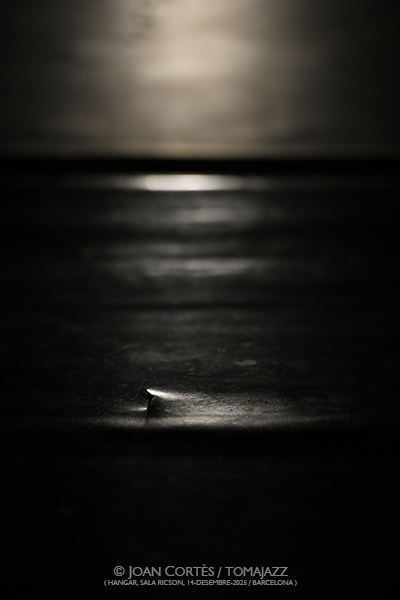 Nar Ensemble (Hangar -Sala Ricson-, 2025-12-14 / Barcelona) Por Joan Cortès [INSTANTZZ AKA Galería fotográfica AKA Fotoblog de jazz, impro… y algo más] - Tomajazz - Nar Ensemble actuó en Sala Ricson de Hangar de Barcelona el 14 de diciembre de 2025. Joan Cortès lo retrata en INSTANTZZ. Nar Ensemble son Tom Chant, Amidea Clotet, Alfredo Costa Monteiro, Mayssa Fattouh, Anxe Faraldo, Haize Lizarazu, Àlex Reviriego 