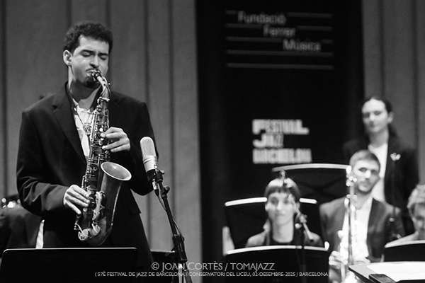 Omar Sosa & Liceu Big Band “es:sensual” (57è Festival de Jazz de Barcelona / Conservatori del Liceu, 2025-12-02 ) [12] Por Joan Cortès [INSTANTZZ AKA Galería fotográfica AKA Fotoblog de jazz, impro… y algo más] - Tomajazz - Omar Sosa & Liceu Big Band “es:sensual” actuó en el 57è Festival de Jazz de Barcelona, el 2 de diciembre de 2025. Joan Cortès lo retrata en INSTANTZZ
