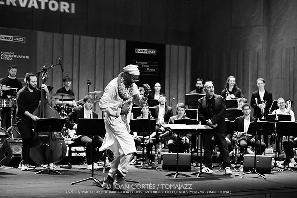 Omar Sosa & Liceu Big Band “es:sensual” (57è Festival de Jazz de Barcelona / Conservatori del Liceu, 2025-12-02 ) [12] Por Joan Cortès [INSTANTZZ AKA Galería fotográfica AKA Fotoblog de jazz, impro… y algo más] - Tomajazz - Omar Sosa & Liceu Big Band “es:sensual” actuó en el 57è Festival de Jazz de Barcelona, el 2 de diciembre de 2025. Joan Cortès lo retrata en INSTANTZZ