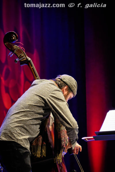 Marc Miralta «Flamenco vibes» (Auditorio La Colina, Sabiñánigo, Huesca. 2026-02-13) Por Fabio Galicia [INSTANTZZ AKA Galería fotográfica AKA Fotoblog de jazz, impro… y algo más] - Tomajazz - Marc Miralta «Flamenco vibes» actuó en el Auditorio La Colina de Sabiñánigo, en Huesca el 13 de febrero de 2026. Fabio Galicia lo retrata en INSTANTZZ. Actuaron Marc Miralta, Pedro Javier González, Manel Fortià, Shayan Fathi 