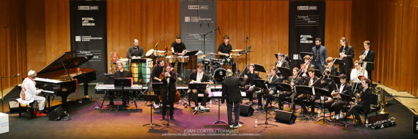 Omar Sosa & Liceu Big Band “es:sensual” (57è Festival de Jazz de Barcelona / Conservatori del Liceu, 2025-12-02 ) [11] Por Joan Cortès [Concierto de jazz] - Tomajazz - Omar Sosa & Liceu Big Band “es:sensual” actuó en el 57è Festival de Jazz de Barcelona, el 2 de diciembre de 2025. Joan Cortès lo relata y retrata