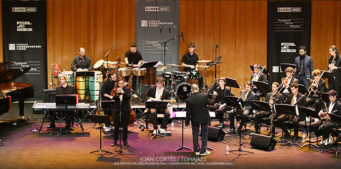 Omar Sosa & Liceu Big Band “es:sensual” (57è Festival de Jazz de Barcelona / Conservatori del Liceu, 2025-12-02 ) [11] Por Joan Cortès [Concierto de jazz] - Tomajazz - Omar Sosa & Liceu Big Band “es:sensual” actuó en el 57è Festival de Jazz de Barcelona, el 2 de diciembre de 2025. Joan Cortès lo relata y retrata