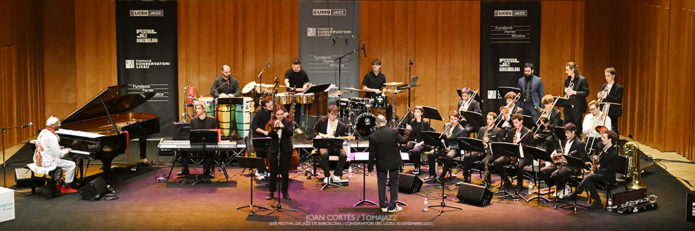 Omar Sosa & Liceu Big Band “es:sensual” (57è Festival de Jazz de Barcelona / Conservatori del Liceu, 2025-12-02 ) [11] Por Joan Cortès [Concierto de jazz] - Tomajazz - Omar Sosa & Liceu Big Band “es:sensual” actuó en el 57è Festival de Jazz de Barcelona, el 2 de diciembre de 2025. Joan Cortès lo relata y retrata