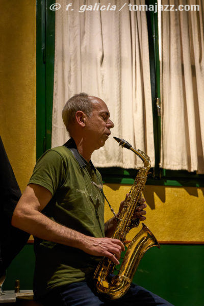 Povidona Yodada (Juan Sebastián Bar, Huesca. 2026-01-22) Por Fabio Galicia [INSTANTZZ AKA Galería fotográfica AKA Fotoblog de jazz, impro… y algo más] - Tomajazz - Povidona Yodada actuaron en Juan Sebastián Bar de Huesca el 22 de enero de 2026. Fabio Galicia lo retrata en INSTANTZZ. Povidona Yodada son Marc Florensa, Miquel Galceran, Sergi Sirvent 