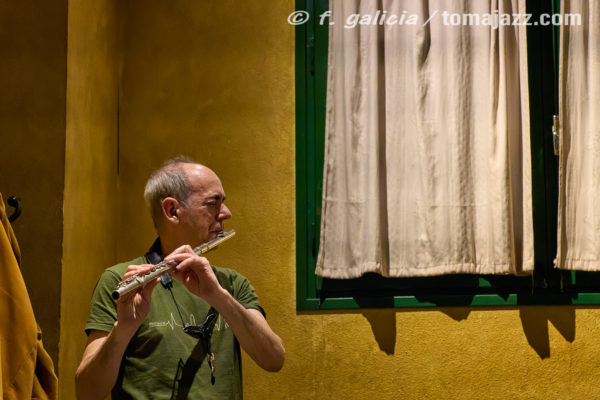 Povidona Yodada (Juan Sebastián Bar, Huesca. 2026-01-22) Por Fabio Galicia [INSTANTZZ AKA Galería fotográfica AKA Fotoblog de jazz, impro… y algo más] - Tomajazz - Povidona Yodada actuaron en Juan Sebastián Bar de Huesca el 22 de enero de 2026. Fabio Galicia lo retrata en INSTANTZZ. Povidona Yodada son Marc Florensa, Miquel Galceran, Sergi Sirvent 