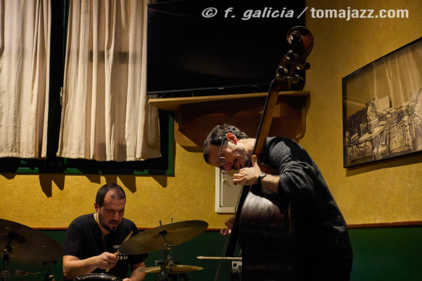 Povidona Yodada (Juan Sebastián Bar, Huesca. 2026-01-22) Por Fabio Galicia [INSTANTZZ AKA Galería fotográfica AKA Fotoblog de jazz, impro… y algo más] - Tomajazz - Povidona Yodada actuaron en Juan Sebastián Bar de Huesca el 22 de enero de 2026. Fabio Galicia lo retrata en INSTANTZZ. Povidona Yodada son Marc Florensa, Miquel Galceran, Sergi Sirvent 