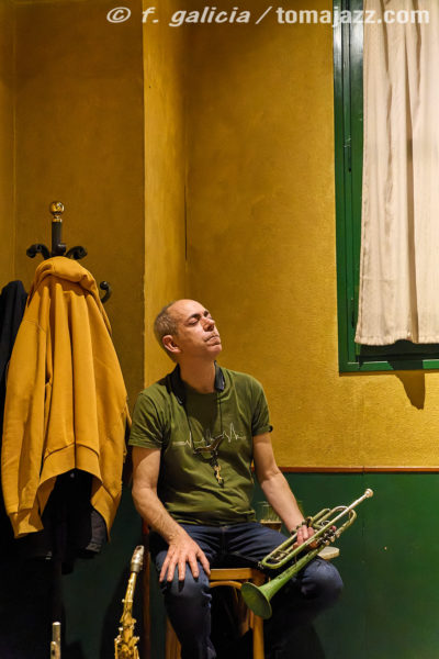 Povidona Yodada (Juan Sebastián Bar, Huesca. 2026-01-22) Por Fabio Galicia [INSTANTZZ AKA Galería fotográfica AKA Fotoblog de jazz, impro… y algo más] - Tomajazz - Povidona Yodada actuaron en Juan Sebastián Bar de Huesca el 22 de enero de 2026. Fabio Galicia lo retrata en INSTANTZZ. Povidona Yodada son Marc Florensa, Miquel Galceran, Sergi Sirvent 