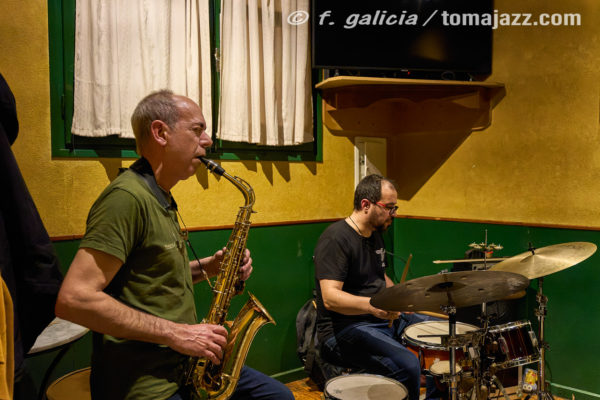 Povidona Yodada (Juan Sebastián Bar, Huesca. 2026-01-22) Por Fabio Galicia [INSTANTZZ AKA Galería fotográfica AKA Fotoblog de jazz, impro… y algo más] - Tomajazz - Povidona Yodada actuaron en Juan Sebastián Bar de Huesca el 22 de enero de 2026. Fabio Galicia lo retrata en INSTANTZZ. Povidona Yodada son Marc Florensa, Miquel Galceran, Sergi Sirvent 
