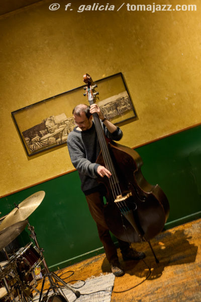 Povidona Yodada (Juan Sebastián Bar, Huesca. 2026-01-22) Por Fabio Galicia [INSTANTZZ AKA Galería fotográfica AKA Fotoblog de jazz, impro… y algo más] - Tomajazz - Povidona Yodada actuaron en Juan Sebastián Bar de Huesca el 22 de enero de 2026. Fabio Galicia lo retrata en INSTANTZZ. Povidona Yodada son Marc Florensa, Miquel Galceran, Sergi Sirvent 