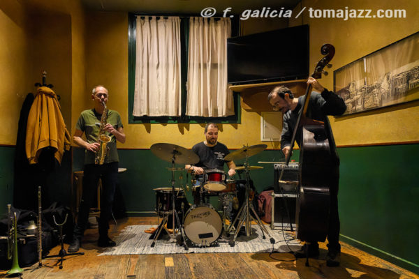 Povidona Yodada (Juan Sebastián Bar, Huesca. 2026-01-22) Por Fabio Galicia [INSTANTZZ AKA Galería fotográfica AKA Fotoblog de jazz, impro… y algo más] - Tomajazz - Povidona Yodada actuaron en Juan Sebastián Bar de Huesca el 22 de enero de 2026. Fabio Galicia lo retrata en INSTANTZZ. Povidona Yodada son Marc Florensa, Miquel Galceran, Sergi Sirvent 