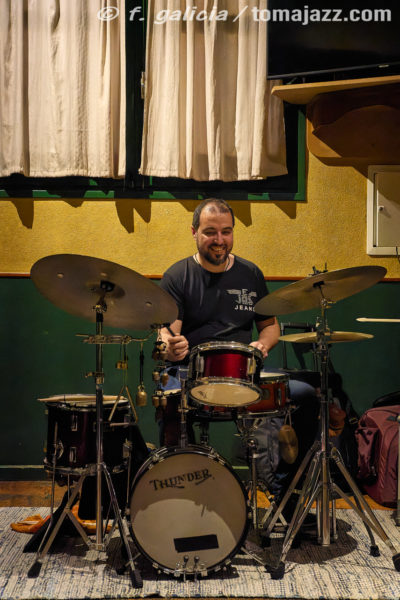 Povidona Yodada (Juan Sebastián Bar, Huesca. 2026-01-22) Por Fabio Galicia [INSTANTZZ AKA Galería fotográfica AKA Fotoblog de jazz, impro… y algo más] - Tomajazz - Povidona Yodada actuaron en Juan Sebastián Bar de Huesca el 22 de enero de 2026. Fabio Galicia lo retrata en INSTANTZZ. Povidona Yodada son Marc Florensa, Miquel Galceran, Sergi Sirvent 