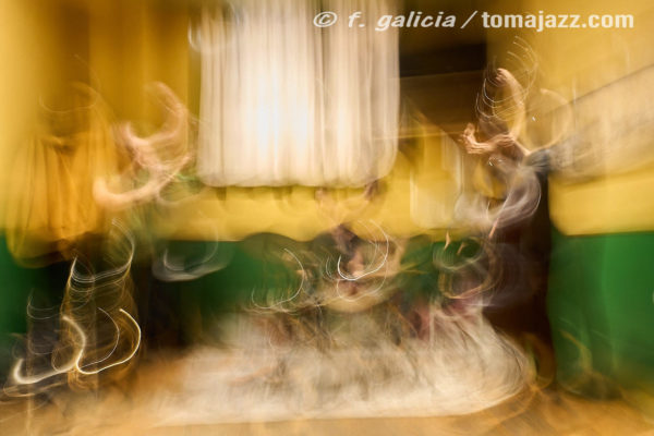 Povidona Yodada (Juan Sebastián Bar, Huesca. 2026-01-22) Por Fabio Galicia [INSTANTZZ AKA Galería fotográfica AKA Fotoblog de jazz, impro… y algo más] - Tomajazz - Povidona Yodada actuaron en Juan Sebastián Bar de Huesca el 22 de enero de 2026. Fabio Galicia lo retrata en INSTANTZZ. Povidona Yodada son Marc Florensa, Miquel Galceran, Sergi Sirvent 
