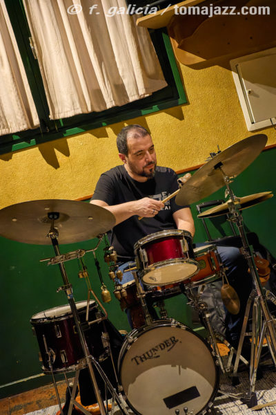 Povidona Yodada (Juan Sebastián Bar, Huesca. 2026-01-22) Por Fabio Galicia [INSTANTZZ AKA Galería fotográfica AKA Fotoblog de jazz, impro… y algo más] - Tomajazz - Povidona Yodada actuaron en Juan Sebastián Bar de Huesca el 22 de enero de 2026. Fabio Galicia lo retrata en INSTANTZZ. Povidona Yodada son Marc Florensa, Miquel Galceran, Sergi Sirvent 