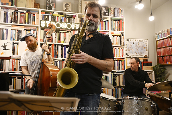 Albert Cirera & Tres Tambors “Orangina” (Sangarra de Nadal / Llibreria Strogoff, 2025-12-20 / La Garriga -Barcelona-) Por Joan Cortès [INSTANTZZ AKA Galería fotográfica AKA Fotoblog de jazz, impro… y algo más] - Tomajazz - Albert Cirera & Tres Tambors “Orangina” actuaron en Llibreria Strogoff de La Garriga, Barcelona, el 20 de diciembre de 2025. Joan Cortès lo retrata en INSTANTZZ. Actuaron Albert Cirera, Roger Mas, Marko Lohikari, Òscar Domènech
