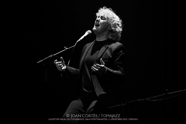 Mayte Martín “In Illo Tempore” (Auditori de Girona, 2025-12-21 / Girona) Por Joan Cortès [Flamencuras AKA INSTANTZZ AKA Galería fotográfica AKA Fotoblog de jazz, impro… y algo más] - Tomajazz - Mayte Martín “In Illo Tempore” actuó en el Auditori de Girona, el 21 de diciembre de 2025. Joan Cortès lo retrata en las Flamencuras de INSTANTZZ. Con Mayte Martín, Antonio González, Ángel Flores, Miquel Àngel Cordero, David Domínguez