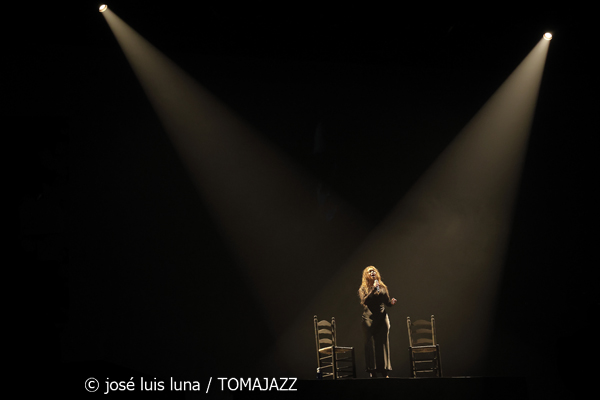 María Terremoto (V Festival Paco de Lucía 2026. Teatre Principal de Palma. 2026-03-13) Por José Luis Luna Rocafort [Flamencuras AKA INSTANTZZ AKA Galería fotográfica AKA Fotoblog de jazz, impro… y algo más] - Tomajazz - María Terremoto actuó en el V Festival Paco de Lucía 2026 en el Teatre Principal de Palma, el 13 de marzo de 2026. José Luis Luna Rocafort lo retrata en las Flamencuras de INSTANTZZ. Con María Terremoto, Nono Jero, Manuel Cantatore, Juan Diego: compás Artista invitada: Mala Rodríguez