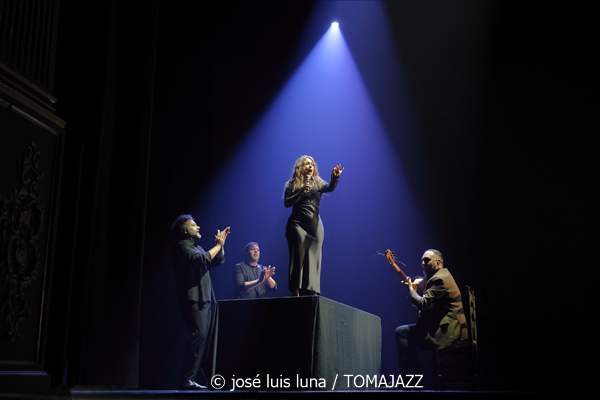 María Terremoto (V Festival Paco de Lucía 2026. Teatre Principal de Palma. 2026-03-13) Por José Luis Luna Rocafort [Flamencuras AKA INSTANTZZ AKA Galería fotográfica AKA Fotoblog de jazz, impro… y algo más] - Tomajazz - María Terremoto actuó en el V Festival Paco de Lucía 2026 en el Teatre Principal de Palma, el 13 de marzo de 2026. José Luis Luna Rocafort lo retrata en las Flamencuras de INSTANTZZ. Con María Terremoto, Nono Jero, Manuel Cantatore, Juan Diego: compás Artista invitada: Mala Rodríguez