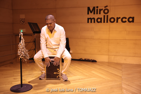 Úrsula Pomar - Toni Vich (V Festival Paco de Lucía 2026. Fundació Pilar i Joan Miró, Palma. 2026-03-21) Por José Luis Luna Rocafort [INSTANTZZ AKA Galería fotográfica AKA Fotoblog de jazz, impro… y algo más] - Tomajazz - Úrsula Pomar - Toni Vich actuaron en el V Festival Paco de Lucía 2026, el 21 de marzo de 2026. José Luis Luna Rocafort lo retrata en INSTANTZZ. Actuaron Úrsula Pomar, Toni Vich, Ángel Ramos